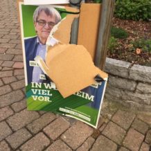 Weitere Zerstörung von grünen Plakaten